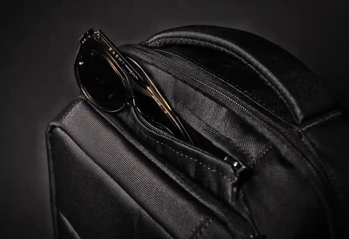 Incase Icon sunglasses pocket