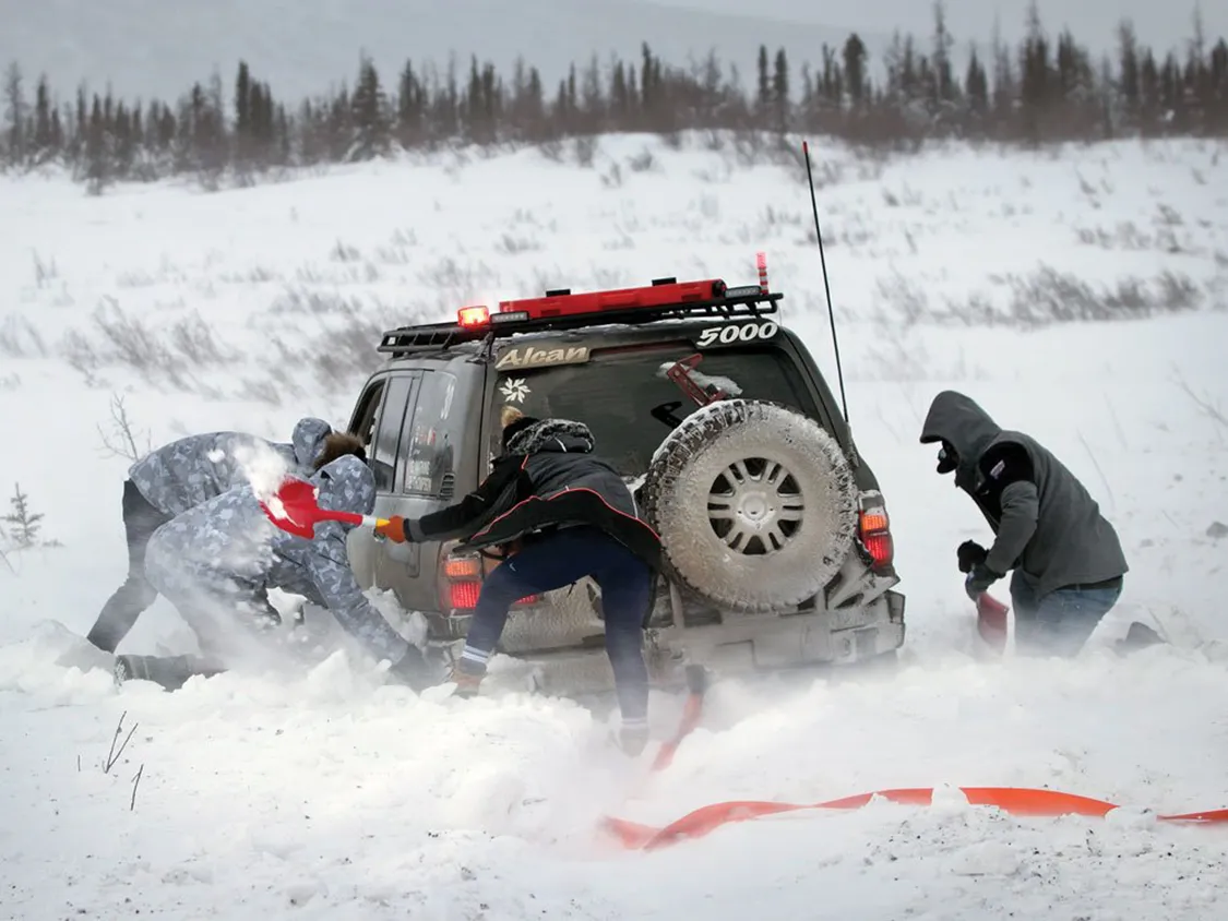 Team 30 getting help with recovery during the 2020 Alcan 5000 Rally Team 30 getting help with recovery during the 2020 Alcan 5000 Rally