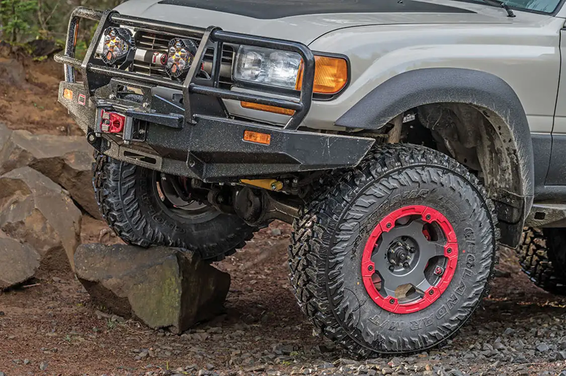 ARB classic bull bar front bumper with ComeUp 12.5 RS winch and Factor55 Flatlink Expert for the front.